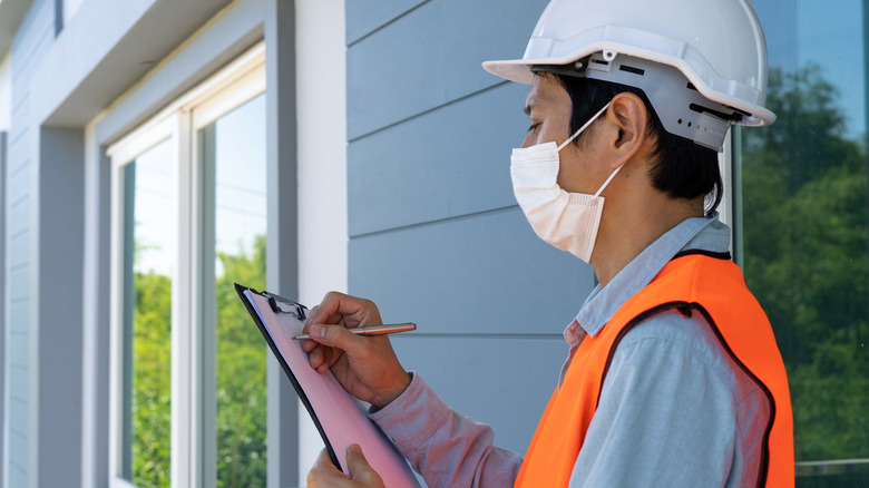 Inspectors,Or,Engineers,Are,Wearing,An,Anti-virus,Mask,And,Checking Inspectors,Or,Engineers,Are,Wearing,An,Anti-virus,Mask,And,Checking